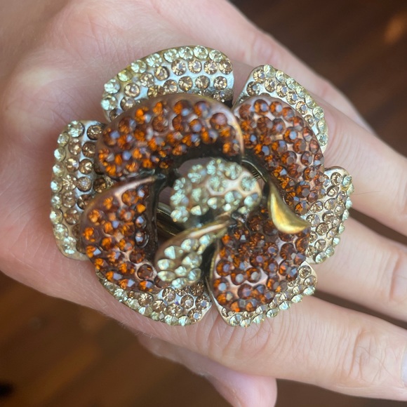Oversized rhinestone flower cocktail ring - Picture 9 of 11